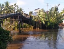Jembatan Penghubung di Kubu Roboh