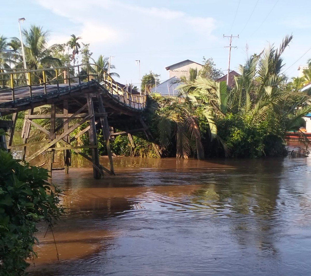 Jembatan Penghubung di Kubu Roboh