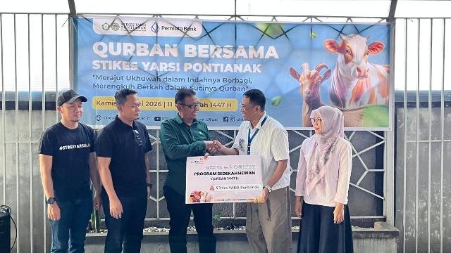 Yarsi Pontianak Bagikan Daging Kurban Untuk Masyarakat Sekitar Kampus