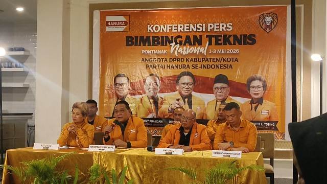 Sekjen DPP Partai Hanura Benny Rhamdani, Ketua SC Hildi Hamid, Ketua OC Ratna Ester Tobing dan pengurus DPP Partai Hanura saat konfrensi pers bimtek nasional untuk 525 anggota DPRD Partai Hanura se-Indonesia di Pontianak, Kamis (30/4/2026). Foto: rob/berkatnewstv
