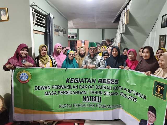 Anggota DPRD Pontianak, Matruji Kembali ketika reses menerima aspirasi masyarakat yang mendesak Pemkot Pontianak untuk membangun sekolah di Kelurahan Siantan Tengah Kecamatan Pontianak Utara. Foto: ist/berkatnewstv