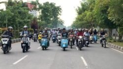 Dipinjamkan Bruder Stephanus Scooter Antik, Krisantus Salut Solidaritas Komunitas Vespa