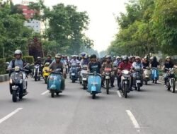 Dipinjamkan Bruder Stephanus Scooter Antik, Krisantus Salut Solidaritas Komunitas Vespa