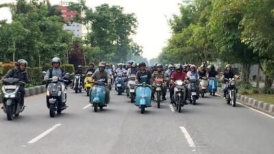 Dipinjamkan Bruder Stephanus Scooter Antik, Krisantus Salut Solidaritas Komunitas Vespa