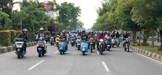 Dipinjamkan Bruder Stephanus Scooter Antik, Krisantus Salut Solidaritas Komunitas Vespa