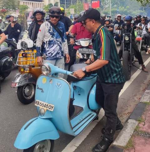 Dipinjamkan Bruder Stephanus Scooter Antik, Krisantus Salut Solidaritas Komunitas Vespa