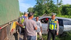 Laka Maut Minibus vs Truk di Trans Kalimantan. 1 Tewas dan 4 Orang Luka-luka