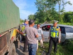 Laka Maut Minibus vs Truk di Trans Kalimantan. 1 Tewas dan 4 Orang Luka-luka