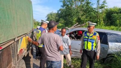 Laka Maut Minibus vs Truk di Trans Kalimantan. 1 Tewas dan 4 Orang Luka-luka