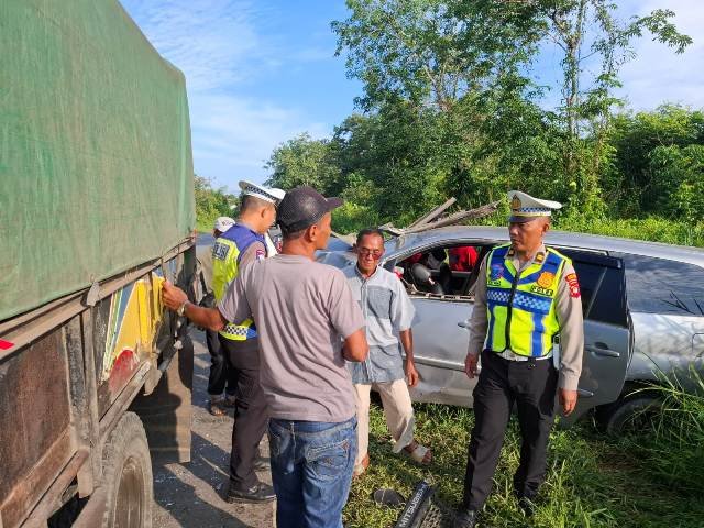 Laka Maut Minibus vs Truk di Trans Kalimantan. 1 Tewas dan 4 Orang Luka-luka