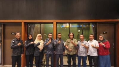 Bawaslu Kota Pontianak dan Asosiasi Media Siber Indonesia (AMSI) Kalbar menyatakan komitmennya untuk tetap memperkuat pengawasan terhadap jalannya pelaksanaan Pemilu dan Pilkada. Komitmen itu diutarakan saat Ketua Bawaslu Kota Pontianak Ridwan bersama anggota pertemuan dengan sejumlah pengurus AMSI Kalbar, Senin (22/6/2026). Foto: ist/berkatnewstv