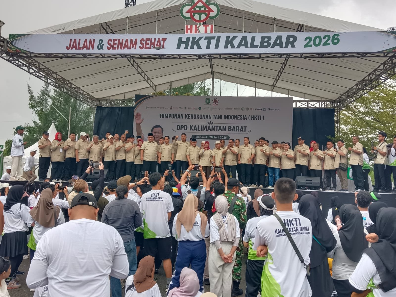 Ketua Umum DPN HKTI Sudaryono melantik Pengurus DPD Himpunan Kerukunan Tani Indonesia (HKTI) Kalbar periode 2026 - 20311 Minggu (28/6/2026). Gubernur Kalbar Ria Norsan didaulat menjadi Ketua DPD HKTI Kalbar dengan posisi Sekretaris Imannullah. Foto: rob/berkatnewstv