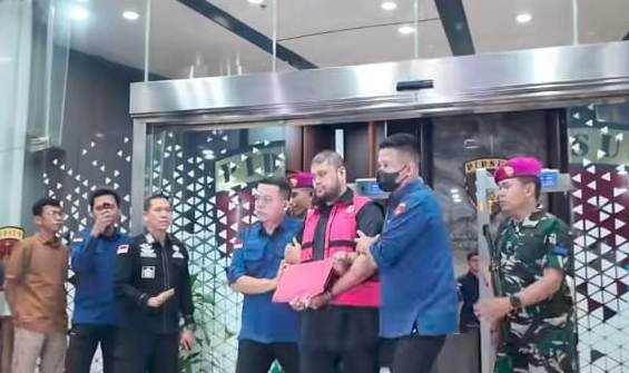 Ketua Yayasan Indonesia Food Security Review (IFSR), Glory Harimas Sihombing ditetapkan tersangka oleh Tim Penyidik pada Jaksa Agung Muda Bidang Tindak Khusus (JAM Pidsus) Kejagung RI dalam kasus korupsi tata kelola program Makan Bergizi Gratis (MBG) pada Badan Gizi Nasional (BGN) Tahun 2025 - 2026 pada Kamis (18/6/2026)
