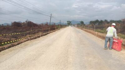 Balai Pelaksana Jalan Nasional (BPJN) Kalbar saat ini sedang melakukan peninggian ruas jalan Sui Pinyuh - Sebadu atau yang dikenal Jalan Galang di Kabupaten Mempawah.