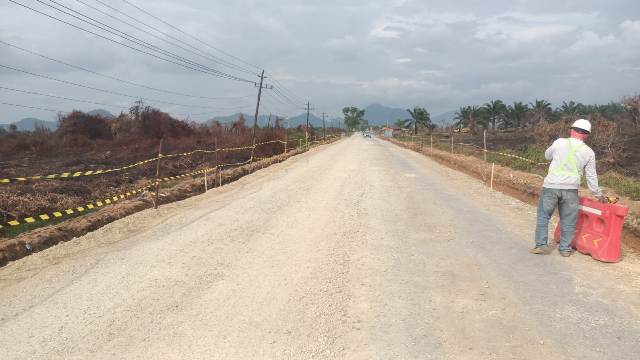 Balai Pelaksana Jalan Nasional (BPJN) Kalbar saat ini sedang melakukan peninggian ruas jalan Sui Pinyuh - Sebadu atau yang dikenal Jalan Galang di Kabupaten Mempawah.
