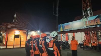 Tim SAR gabungan dikerahkan untuk mencari Lorensius Oskar (40) dilaporkan terjatuh dari kapal motor tambang ke Sui Kapuas di Desa Penyelimau Kecamatan Kapuas pada Sabtu u(27/6/2026). Foto: ist/berkatnewstv