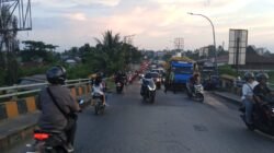 Jembatan Kapuas Macet Akibat Truk Ekspedisi tak Lain Jalan