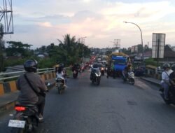 Jembatan Kapuas Macet Akibat Truk Ekspedisi tak Lain Jalan