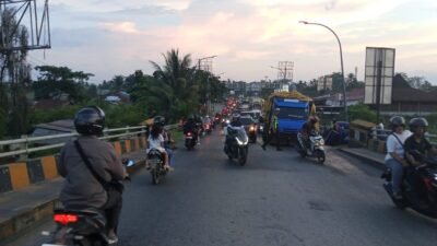 Jembatan Kapuas Macet Akibat Truk Ekspedisi tak Lain Jalan