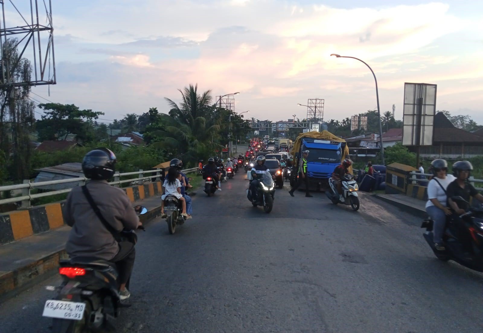 Jembatan Kapuas Macet Akibat Truk Ekspedisi tak Lain Jalan