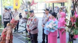 Kapolda Kalbar Alberd Teddy Benhard Sianipar Disambut Dengan Ritual Adat