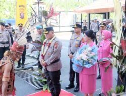 Kapolda Kalbar Alberd Teddy Benhard Sianipar Disambut Dengan Ritual Adat