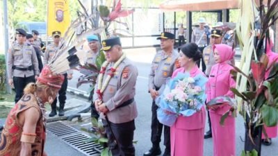 Kapolda Kalbar Alberd Teddy Benhard Sianipar Disambut Dengan Ritual Adat