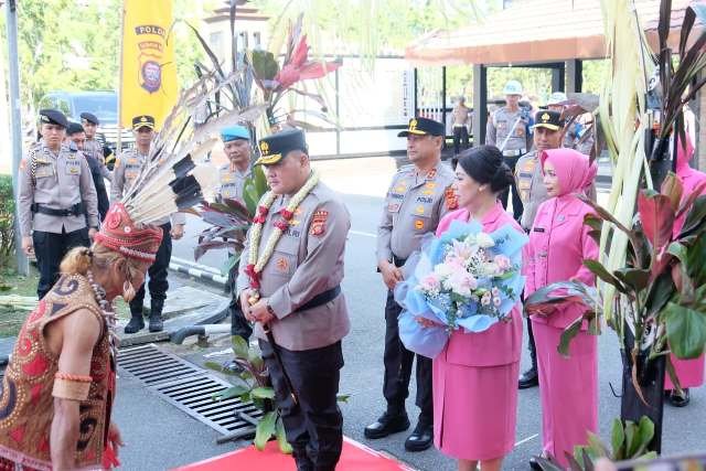 Kapolda Kalbar Alberd Teddy Benhard Sianipar Disambut Dengan Ritual Adat