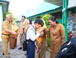 Bukan Emak-emak, Hari Pertama Anak Masuk Sekolah Diantar Ayah