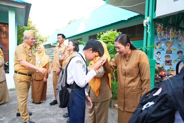 Bukan Emak-emak, Hari Pertama Anak Masuk Sekolah Diantar Ayah
