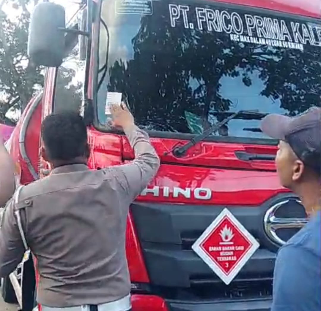 Oknum Warga Diduga Pungli Parkir Liar Kontainer di Trans Kalimantan