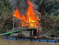 Warga Bakar Lanting PETI