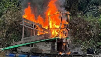 Warga Bakar Lanting PETI