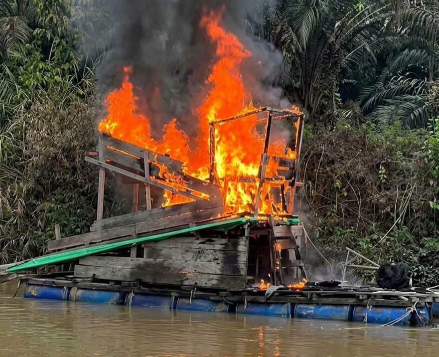 Warga Bakar Lanting PETI