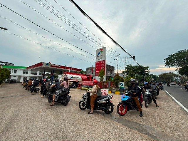Antrean BBM Mengular, Sujiwo Minta Pertamina Pulihkan Distribusi BBM