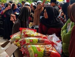 Warga Serbu Operasi Pasar Sembako Rp90 Ribu per Paket