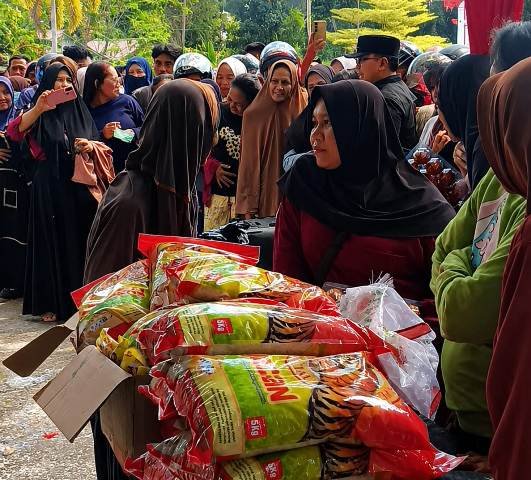Warga Serbu Operasi Pasar Sembako Rp90 Ribu per Paket