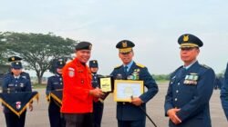 SAR Pontianak Berikan Penghargaan Lanud Supadio dan Kopasgat Mendukung Operasi SAR Helikopter PK-CFX