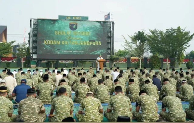 Ratusan Prajurit TNI Salat Istisqo Mohon Hujan di Kalbar