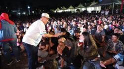 Gubernur Kalbar Ria Norsan saat nonton bareng fina piala dunia antara Spanyol vs Argentina, Senin (20/7/2026) dinihari. Foto: ist/berkatnewstv