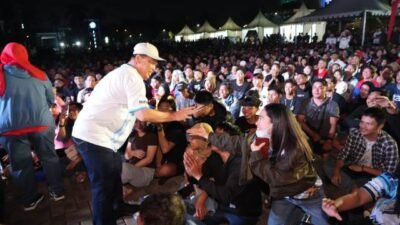 Gubernur Kalbar Ria Norsan saat nonton bareng fina piala dunia antara Spanyol vs Argentina, Senin (20/7/2026) dinihari. Foto: ist/berkatnewstv
