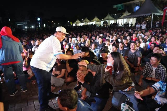 Gubernur Kalbar Ria Norsan saat nonton bareng fina piala dunia antara Spanyol vs Argentina, Senin (20/7/2026) dinihari. Foto: ist/berkatnewstv