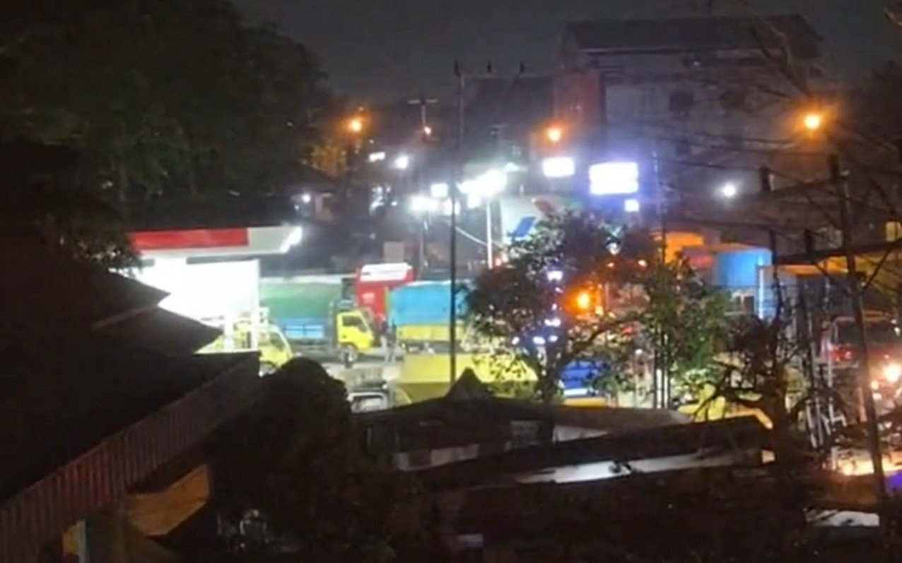 Warga Resah Antrean Truk di SPBU Paris I Timbulkan Kebisingan Klakson