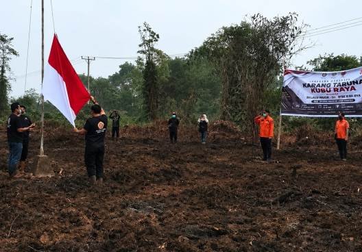 Pemuda Upacara HUT Kemerdekaan di Eks Lahan Karhutla