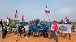 Ditengah Cuaca Buruk, FRKP WB Vespa Lovers Kibarkan Merah Putih di Bukit Saka 4