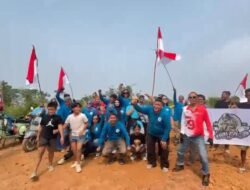 Ditengah Cuaca Buruk, FRKP WB Vespa Lovers Kibarkan Merah Putih di Bukit Saka 4