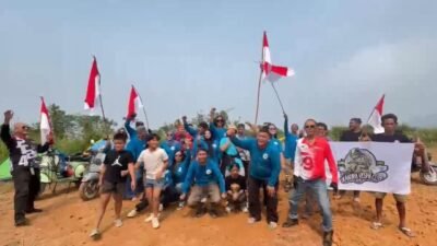 Ditengah Cuaca Buruk, FRKP WB Vespa Lovers Kibarkan Merah Putih di Bukit Saka 4