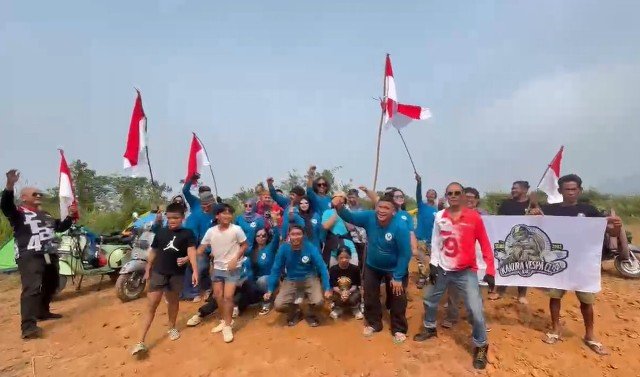 Ditengah Cuaca Buruk, FRKP WB Vespa Lovers Kibarkan Merah Putih di Bukit Saka 4