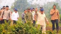 Prabowo Tinjau Langsung Lahan Karhutla di Kubu Raya