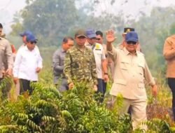 Prabowo Tinjau Langsung Lahan Karhutla di Kubu Raya